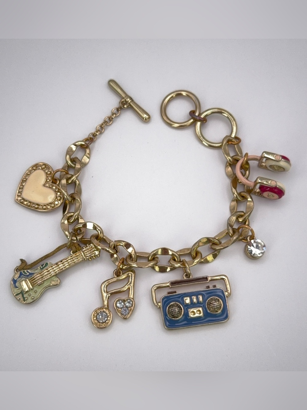 🤍🎸📻🎵🎧 Vintage Gold-Tone Music Themed 5 Enamel Charms Link Chain Toggle Bracelet